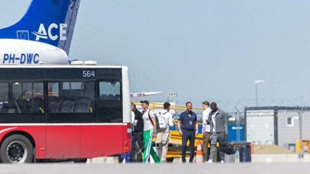 圖片報(bào)：拜仁14人歸隊(duì)備戰(zhàn)霍村，明日啟程。